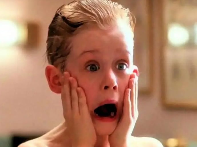 Macaulay Culkin kijkt toe hoe hij alleen thuis is met zijn kinderen die niet beseffen dat hij Kevin is