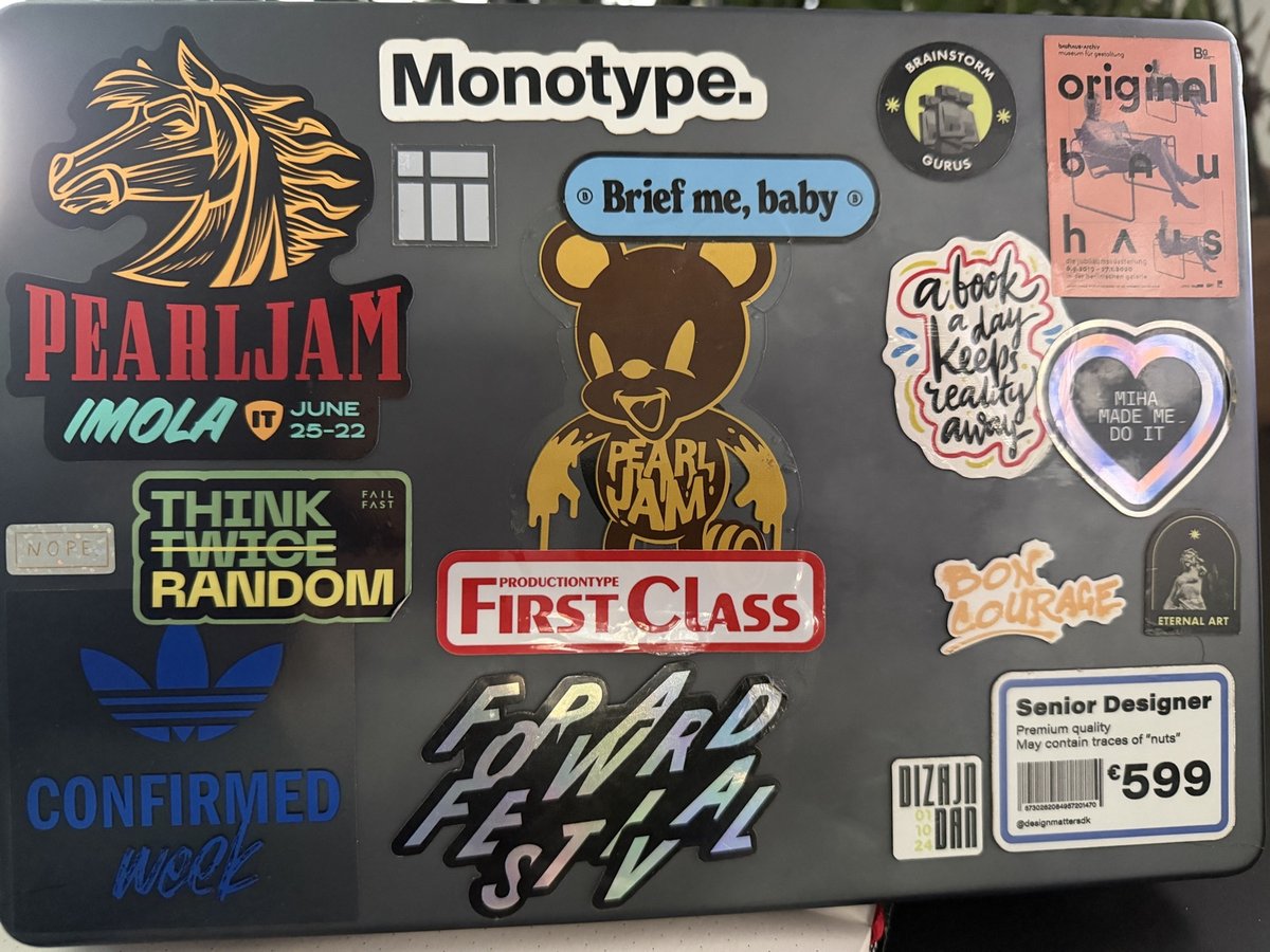 Laptopstickers met muziek- en entertainmentmerken, waaronder Pearl Jam, Adidas, Brainstorm en verschillende band- en designerlogo's op een donkere achtergrond.