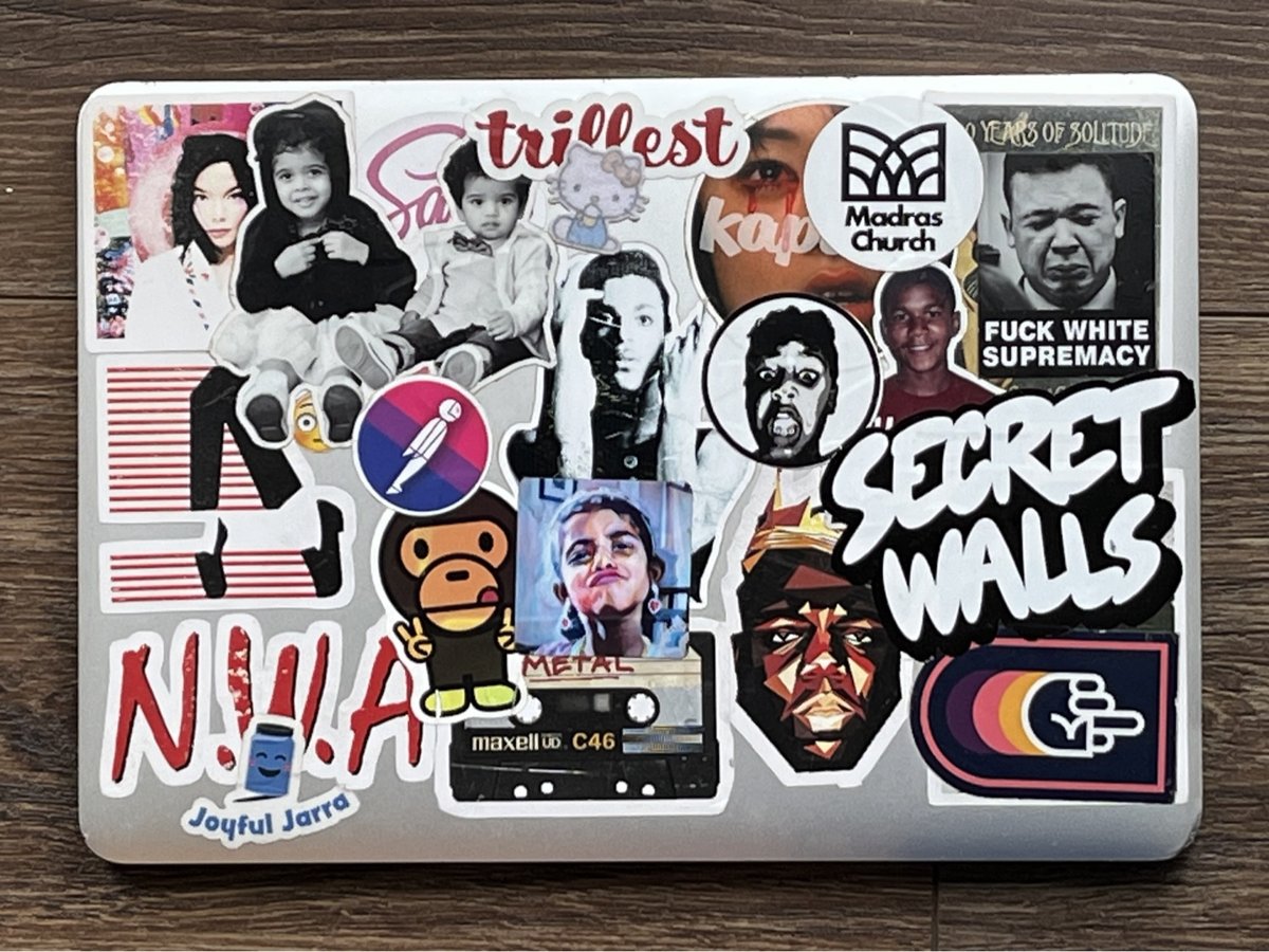 Laptopstickercollectie met popcultuurafbeeldingen, bandreferenties, cassettebandjes en verschillende meme- en internetcultuurstickers in gemengde stijlen.