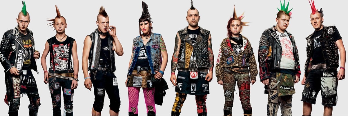 Ocho personas que asistieron a un concierto de The Casualties, vestidas con cuero y mohawks