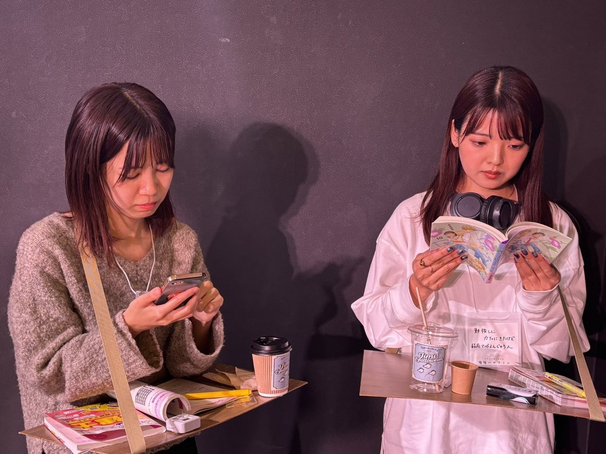 Estudiantes que fueron a la cafetería a estudiar pero terminaron pasando todo el tiempo leyendo manga y mirando sus teléfonos.