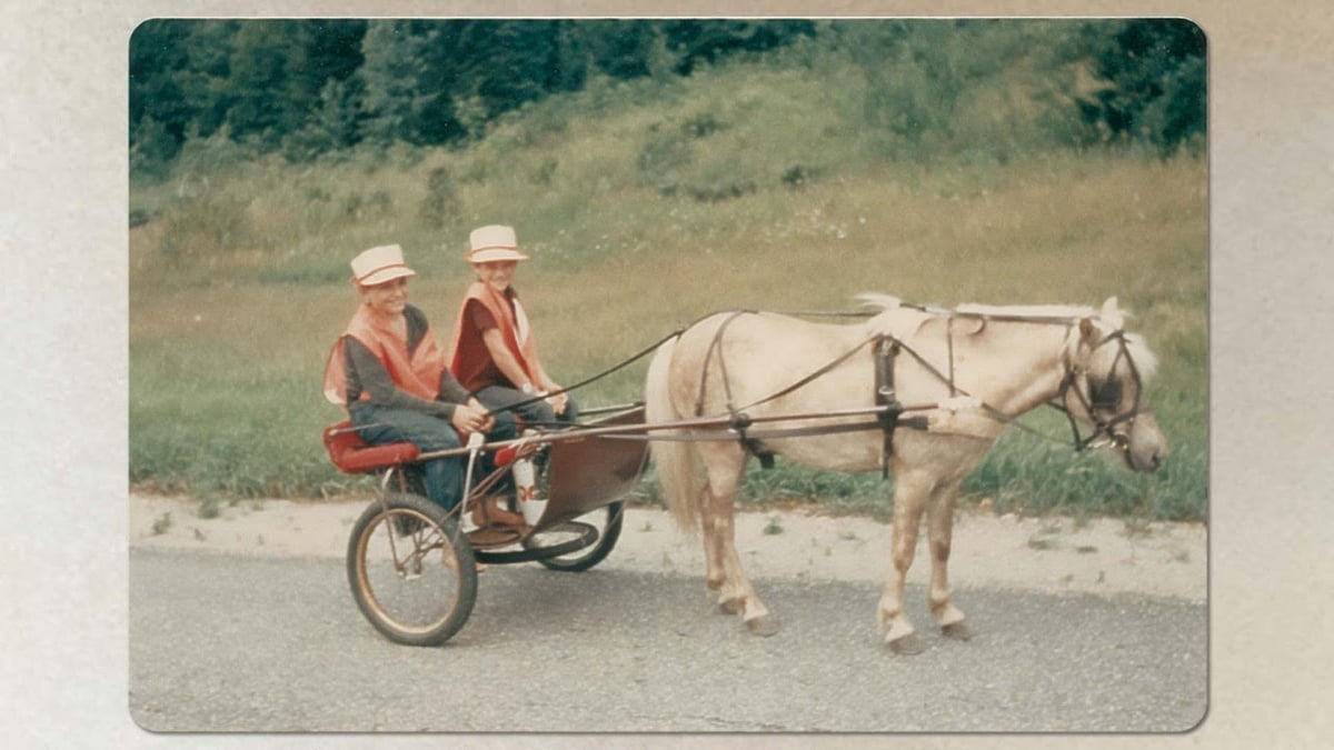 Dos jóvenes viajando en un carro pony