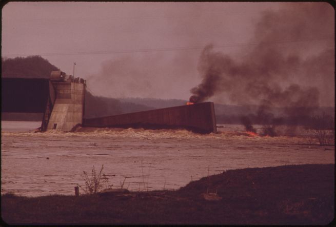 william_strode_-_burning_barge_on_the_ohio_river_may_1972.jpg