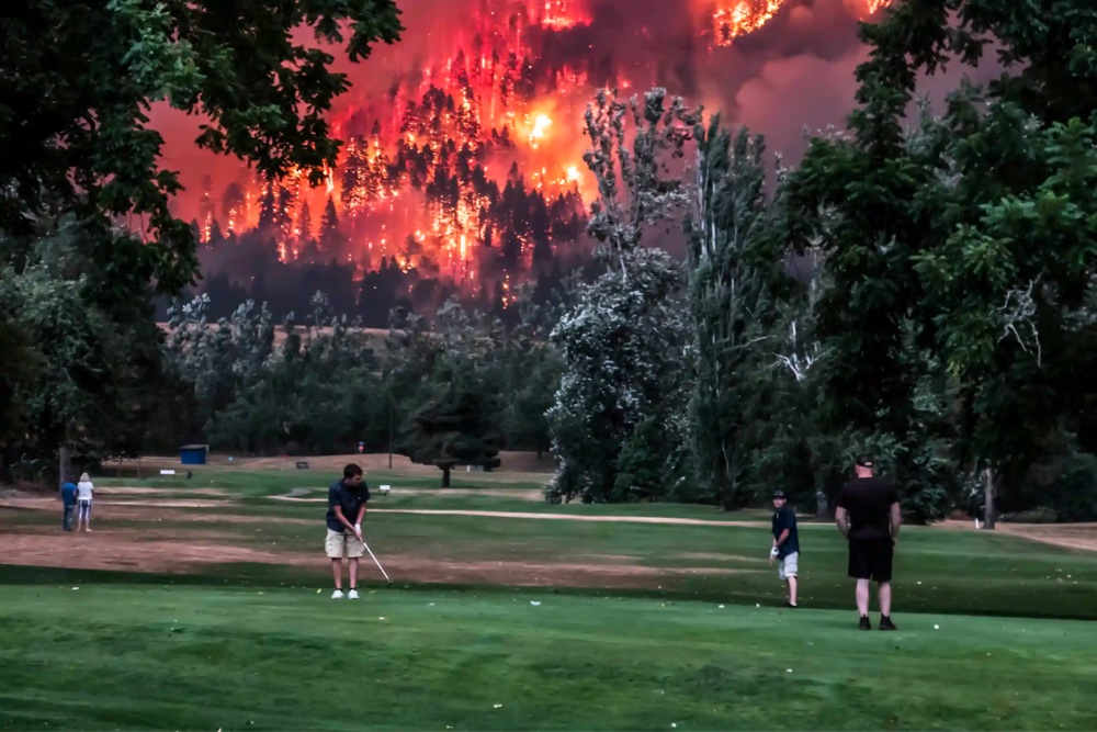 golfer play in front of massive wildfires in the Pacific Northwest
